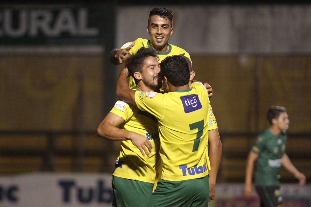Julián Priego festeja con sus compañeros, después del gol de la victoria de Petapa. (Foto Prensa Libre: Jesús Cuque)