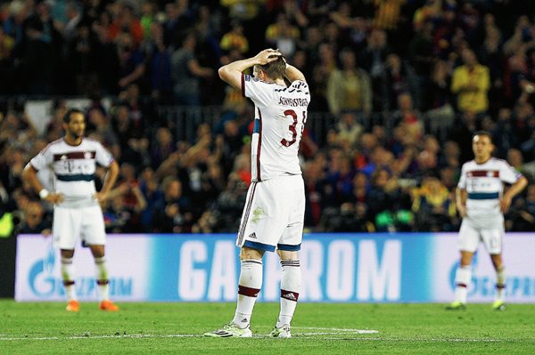 Bastian Schweinsteiger lamenta la derrota del Bayern Múnich frente al Barcelona. (Foto Prensa Libre: AFP)