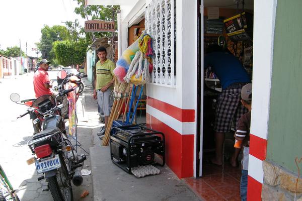 Vecinos de El Progreso se ven obligados a utilizar plantas de gasolina debido a los constantes apagones (Foto Prensa Libre: Héctor Contreras)<br _mce_bogus="1"/>
