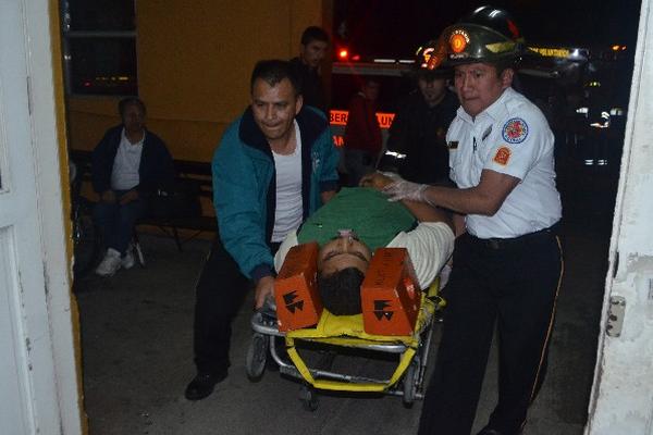 Bomberos ingresan  a Víctor Solís en hospital.