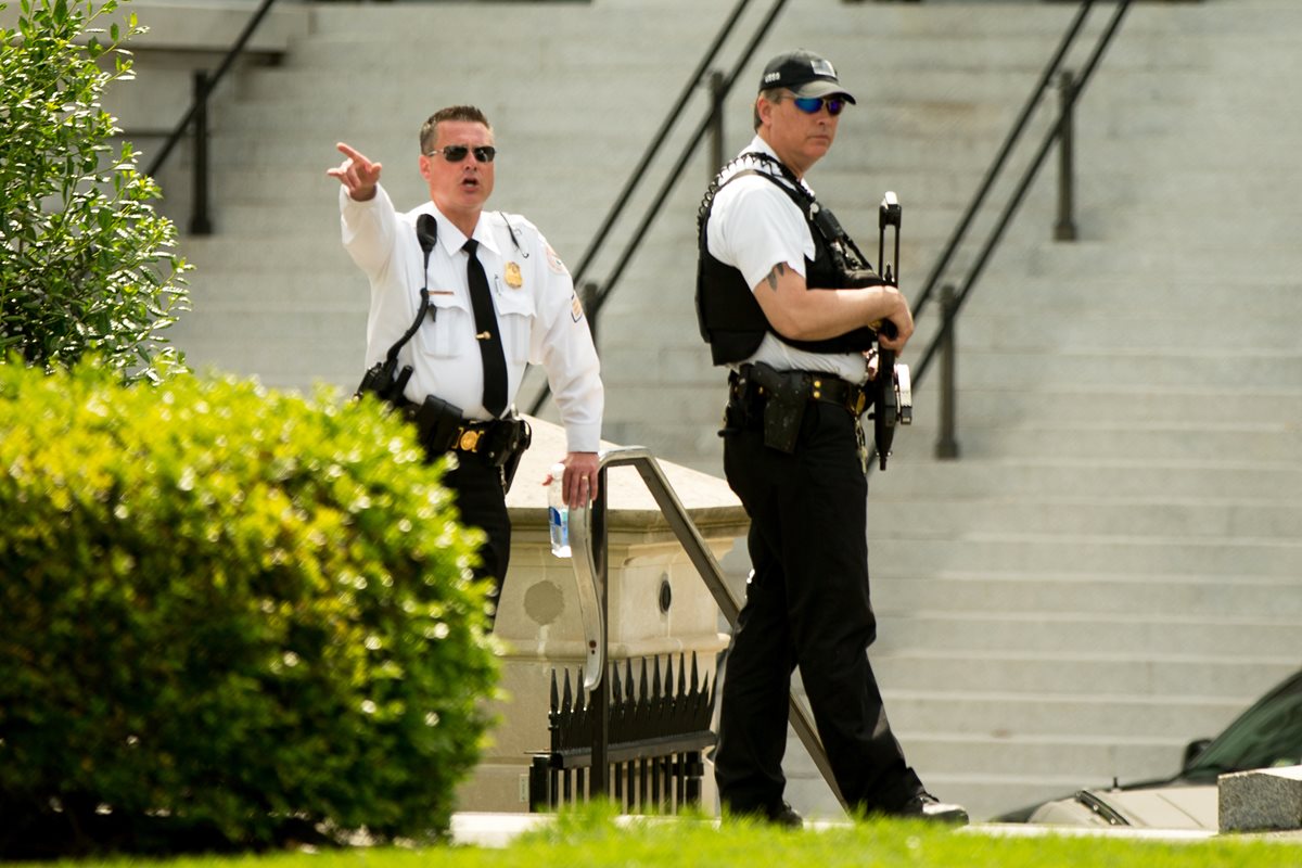 Agentes del Servicio Secreto de EE. UU. se ven en alerta después de la balacera ocurrida en las cercanías de la Casa Blanca. (Foto Prensa Libre: AP).