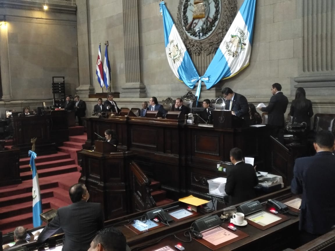 El diputado Marvin Orellana increpa a los miembros de la Junta Directiva. (Foto Prensa Libre: Carlos Álvarez)