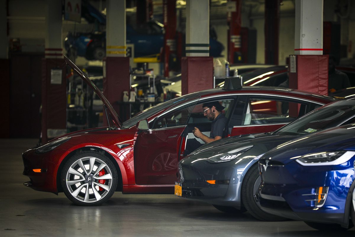 Tesla ha ganado dinero solamente en dos trimestres en 15 años. Aún así, el grupo tiene una valoración en bolsa mayor que General Motors con sus decenas de millones de vehículos producidos. (Foto Prensa Libre: AFP)