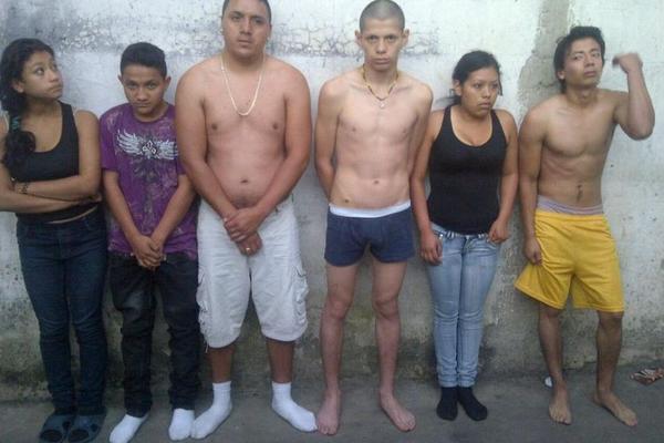 Capturados en allanamientos contra pandillas. (Foto Prensa Libre: Ministerio de Gobernación)