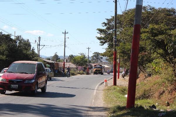 Postes de concreto en la ruta a Zaculeu, Huehuetenango, fueron pintados de  rojo, sin autorización de la Municipalidad de la cabecera.