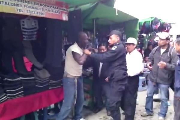 El agente de la PNC entre forcejeos y amenazas intenta someter al orden a un supuesto ladrón en la zona 1 (Foto Prensa Libre: YouTube)<br _mce_bogus="1"/>