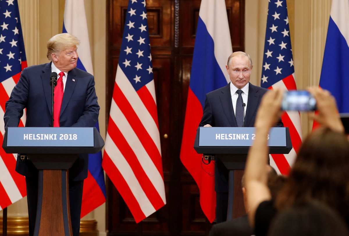 El presidente estadounidense, Donald J. Trump (i), y su homólogo ruso, Vladimir Putin (d), ofrecen una conferencua de prensa en Helsinki, Finlandia. (Foto Prensa Libre:EFE)