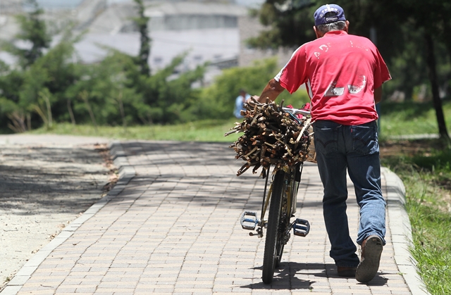 Un vecino que usa la bicicleta como medio de transporte para su trabajo, utiliza la ciclovía en el bulevar San Cristóbal, una pista de 2 kilómetros de longitud que está destinada para el deporte y la recreción. (Prensa Libre: Érick Ávila)
