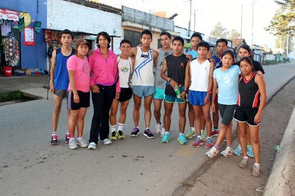 El grupo de marchistas quichelenses es dirigido por la ex marchista Teresita Collado —tercera de izquierda  a derecha—. (Foto Prensa Libre: Óscar Figueroa)