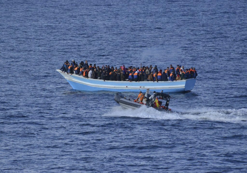 Una patrulla de la guarda costera se dispone a rescatar a inmigrantes en el mar Mediterráneo. (Foto Prensa Libre: EFE).