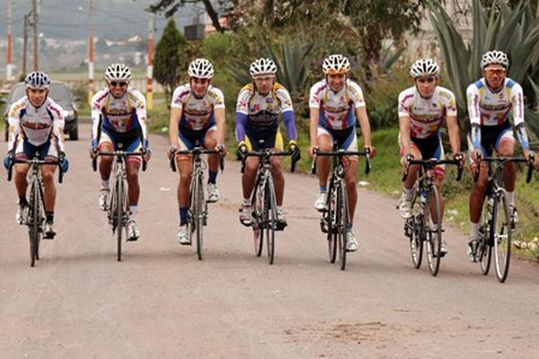 Con entusiasmo esperan los ciclistas de Cable DX La Vuelta a Guatemala 2014. (Foto Prensa Libre: Carlos Ventura)