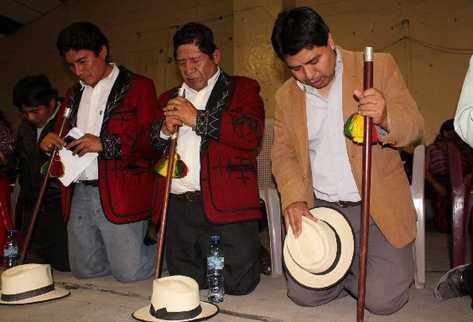 Pedro Raymundo Cobo —tercero—,   alcalde de Nebaj, durante una ceremonia religiosa en ese municipio. Inserto,     Virgilio  Jerónimo Bernal, quien  espera que el TSE agilice repetición de comicios.