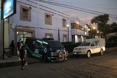 Unidades del Seguro Social y del Ministerio Público llegaron al centro médico donde falleció la fiscal Evelyn Rodríguez. (Foto Prensa Libre: Mike Castillo)