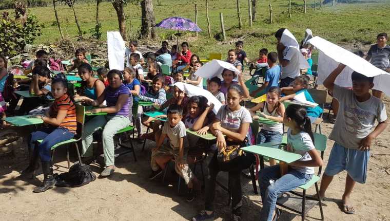 Unos 150 estudiantes de la comunidad Nueva Esperanza, en Puerto Barrios, Izabal, reciben clases bajo el sol. (Foto Prensa Libre: Dony Stewart)