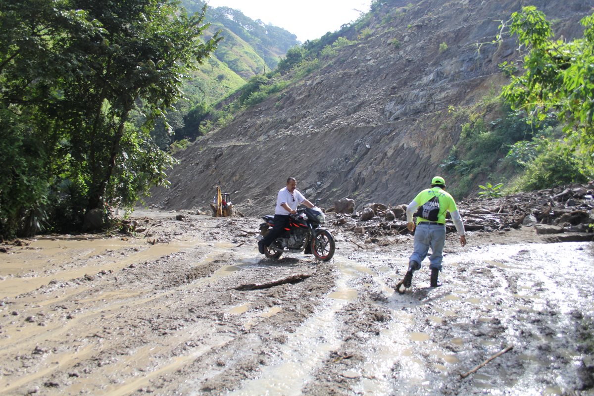 Una gran cantidad de lodo cubre la carretera en el km 80 de la ruta que conduce de Jalapa a Sanarate. (Foto Prensa Libre: Hugo Oliva)
