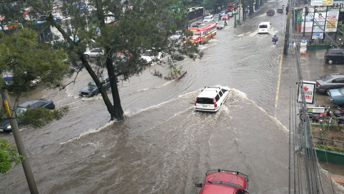 Inundación en la calzada San Juan. (Foto Prensa Libre: Erick Ávila)