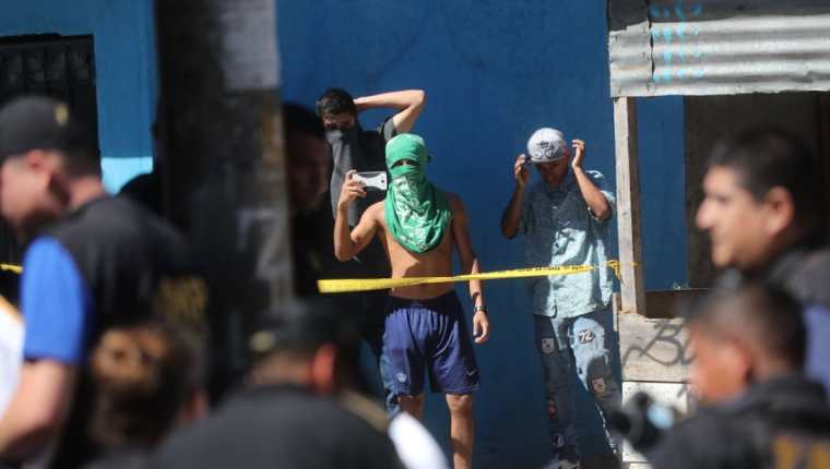 Hombres con rostros cubiertos grabaron y tomaron fotografías a los fiscales del MP y elementos de las fuerzas de seguridad. (Foto Prensa Libre: Érick Ávila)