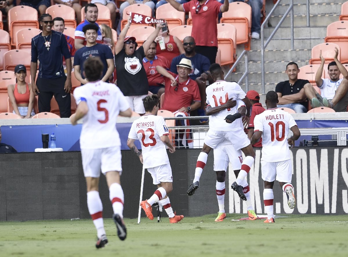 Los jugadores de Canadá celebraron así el gol que abrió el marcador.