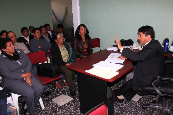 Rómulo Xicay,  director departamental de Educación, habla con  maestros, en Chimaltenango.