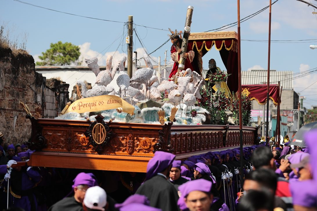 Procesión de Jesús de las Tres Potencias, minutos después de haber salido del templo. (Foto Prensa Libre: Álvaro Interiano)