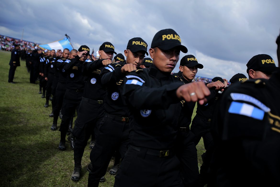 Esta semana fueron destituidos tres subdirectores y 15 jefes policiales por disposición del ministro Enrique Degenhart. (Foto Prensa Libre: Cortesía)