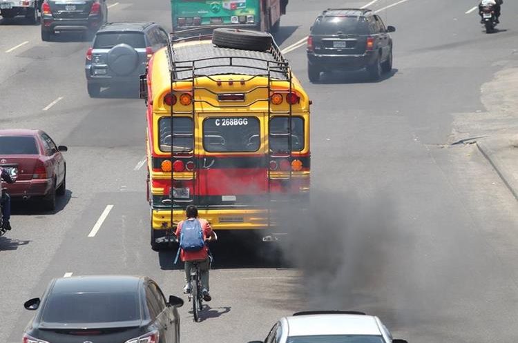 No existen regulaciones que eviten la excesiva emisión de gases y humo contaminante de los automotores en el país. (Foto Prensa Libre: Hemeroteca PL)