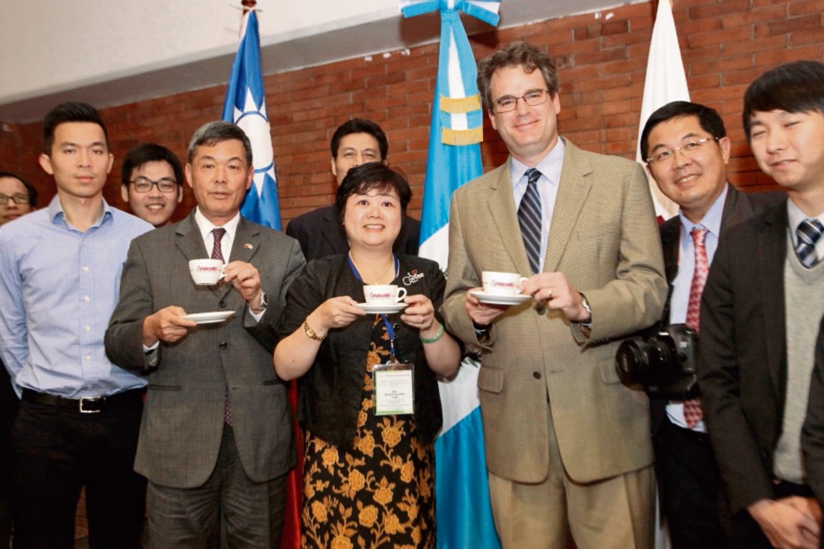 Adolfo Sun, embajador de Taiwán; Yi-Ling Wu, presidenta de la Asociación de Café de Taiwán, y Alejandro Keller, de Anacafé. (Foto Prensa Libre: ÁLVARO INTERIANO)