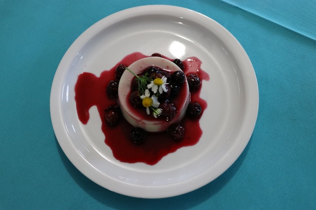 Panna Cotta de té de manzanilla con cerezas(Foto Prensa Libre: María José Longo).