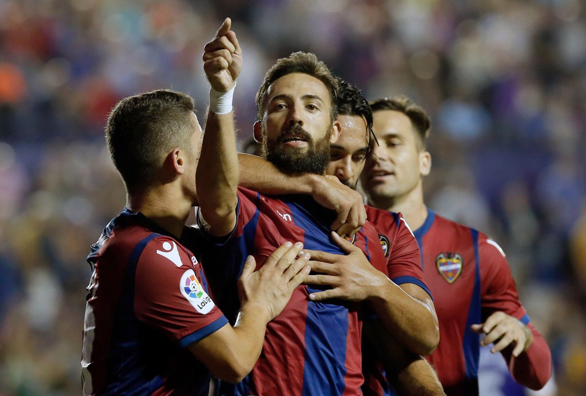 José Luis Morales (al centro) del Levante, celebra su gol, segundo del equipo ante la Real Sociedad. (Foto Prensa Libre: EFE)