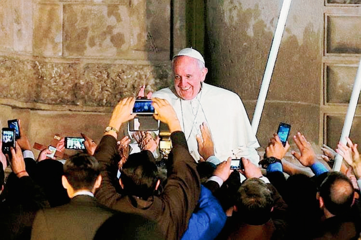 El papaFrancisco saluda a los fieles congregados en la plaza San Pedro, el Vaticano. (Foto Prensa Libre:AP)