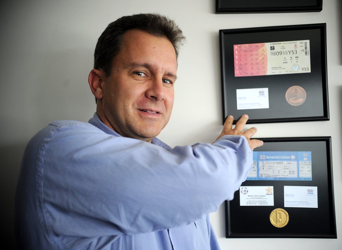 El dirigente guatemalteco Rafael Tinoco, presidente de la Uncaf, es el encargado de la sede de Salvador de Bahía para el futbol olímpico en Brasil. (Foto Prensa Libre: Edwin Fajardo)