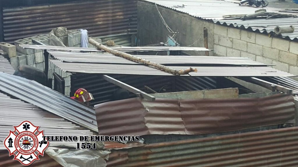 Uno de los inmuebles que quedaron con daños en Sumpango. (Foto Prensa Libre: CBMDEPTAL).