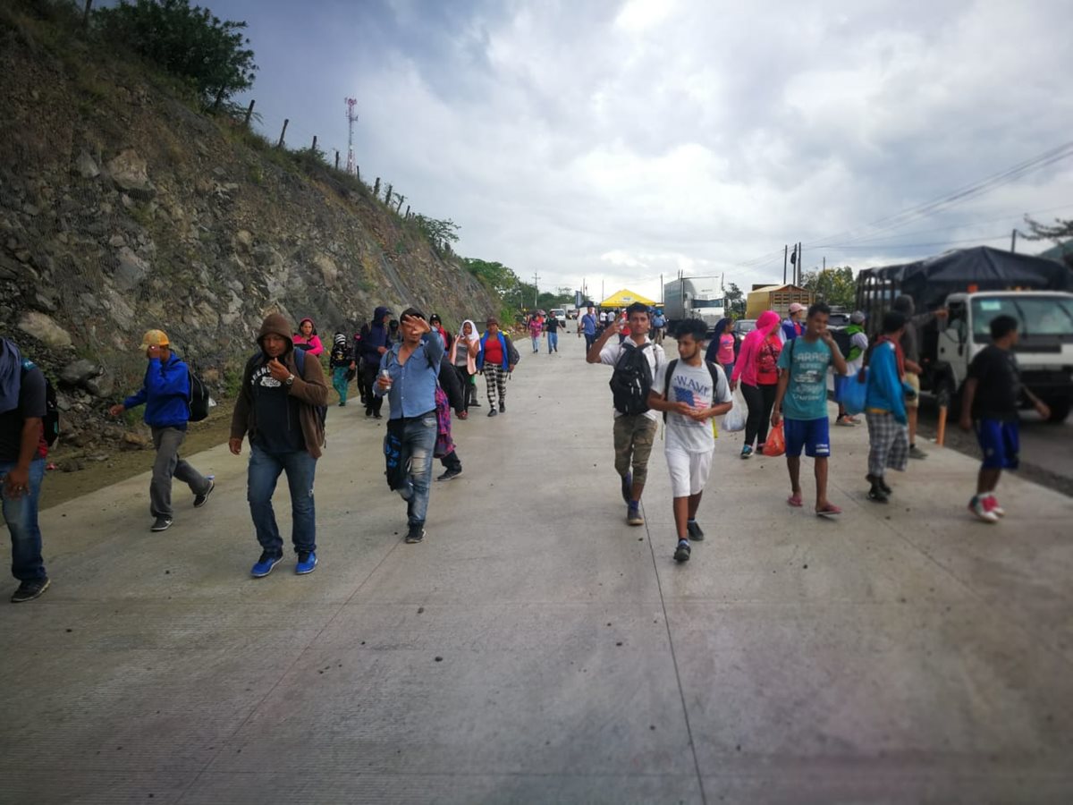 Los migrantes hondureños continúan su paso hacia la frontera de México con Estados Unidos, donde el presidente Donald Trump ha amenazado con cerrar el paso con militares. (Foto Prensa Libre: Érick Ávila)