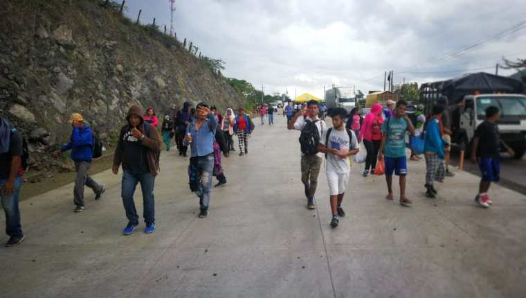 Los migrantes hondureños continúan su paso hacia la frontera de México con Estados Unidos, donde el presidente Donald Trump ha amenazado con cerrar el paso con militares. (Foto Prensa Libre: Érick Ávila)