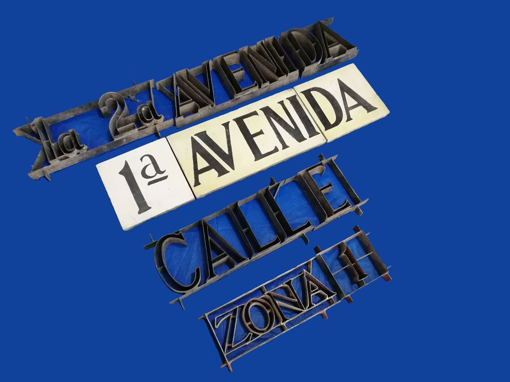 Se volverán a usar los moldes originales fabricados para el cambio de la señalización. (Foto PRENSA LIBRE: José Luis Escobar).