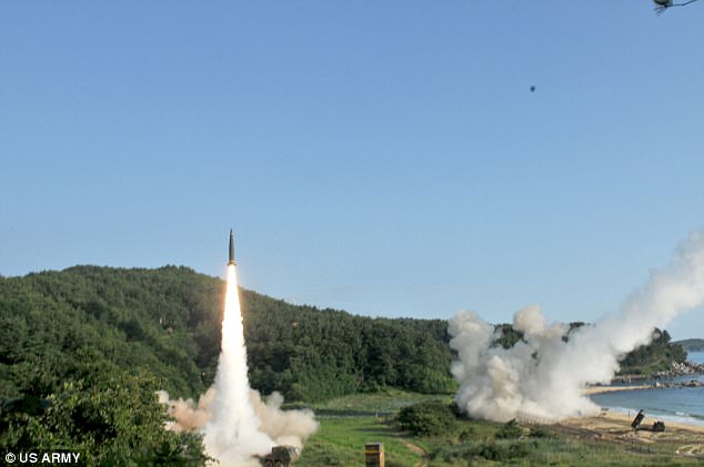 Los dos aliados realizaron múltiples lanzamientos de misiles en dirección al Mar de Japón (llamado "Mar del Este" en las dos Coreas).(Foto Prensa Libre: AP).