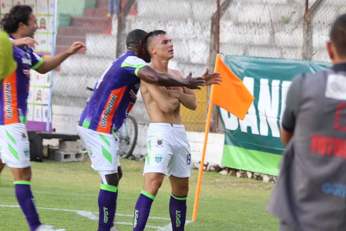 Fabián Castillo festeja luego de marcar el gol que le dio el triunfo a Antigua GFC. También fue amonestado por quitarse la camisola. (Foto Prensa Libre: Renato Melgar)