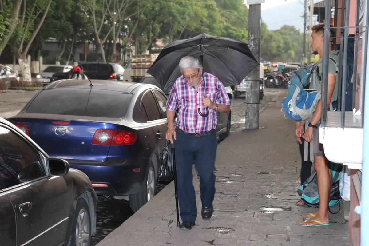 Personas se cubren de la lluvia de ceniza en las calles de Antigua Guatemala, Sacatepéquez.