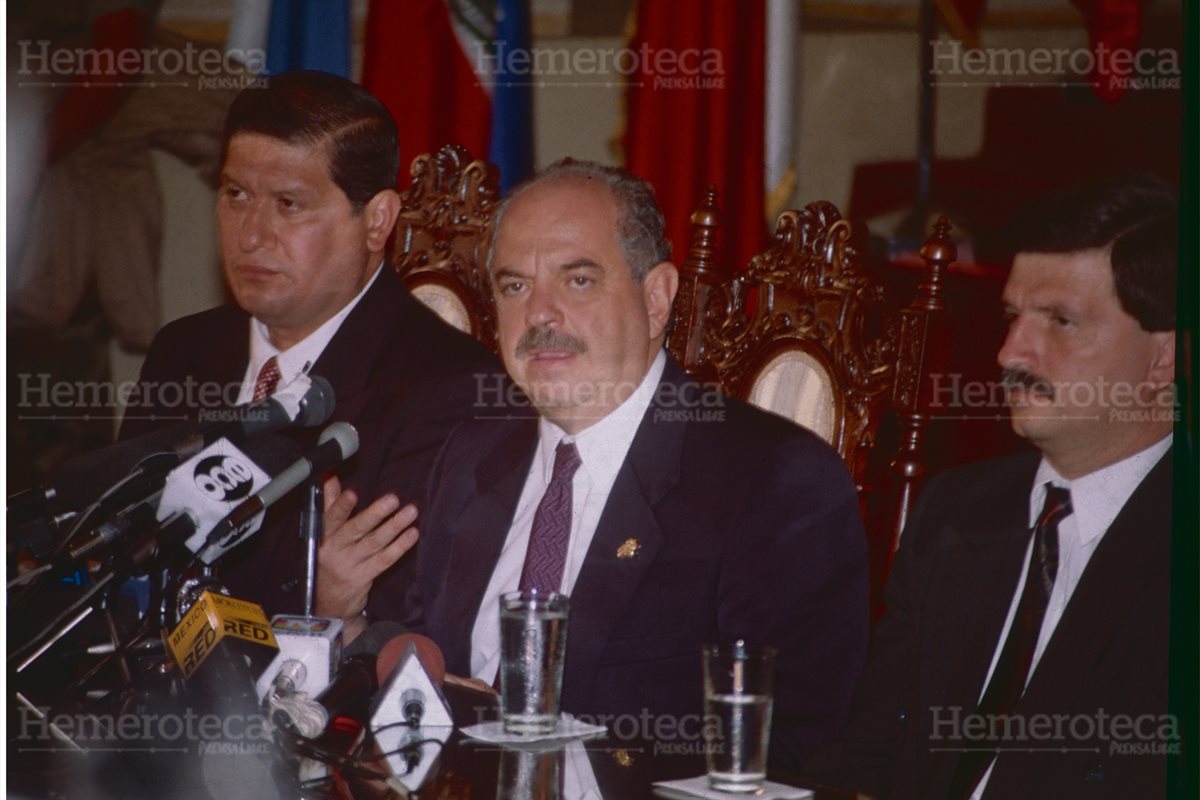 Serrano Elías, y Francisco Eduardo Perdomo Sandoval y Espina Salguero cuando anunciaron la disolución del Congreso y la Corte Suprema de Justicia 25/05/1993 (Foto: Hemeroteca PL)