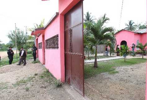 las autoridades registran una vivienda en el barrio Valle Nuevo, San Benito, Petén, en donde capturaron a uno de los sospechosos del secuestro de José Luis Tepezano Macías.