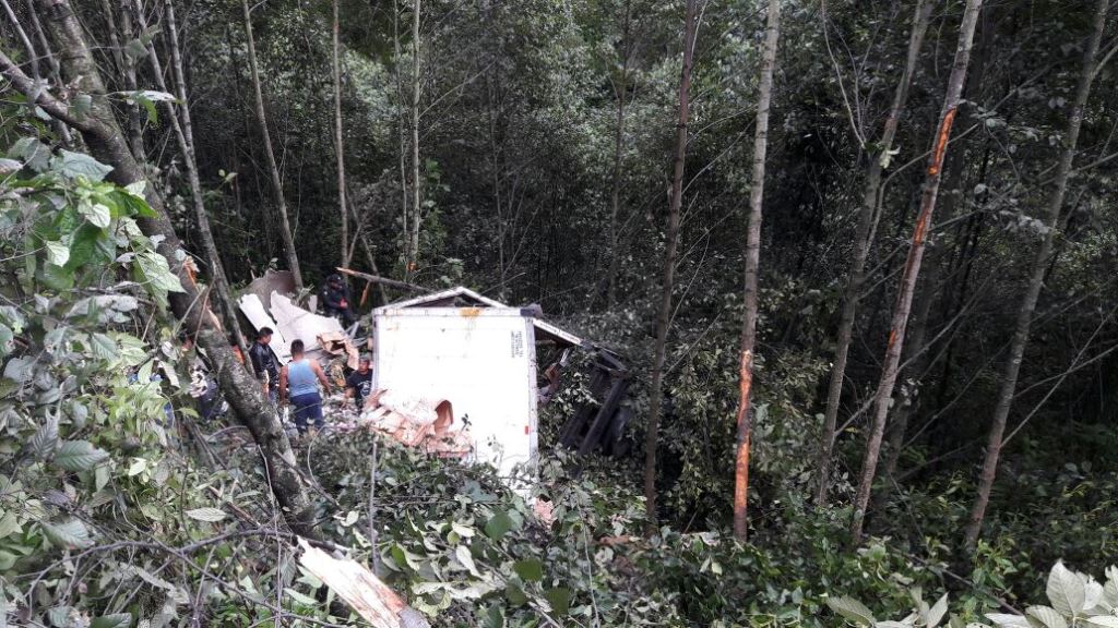 Camión que transportaba alimentos quedó destruido al caer en barranco, en el km 104 de la ruta Interamericana. (Foto Prensa Libre: Óscar Figueroa)