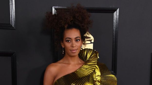 Solange Knowles también vio como una publicación británica alteraba su peinado. (AFP)
