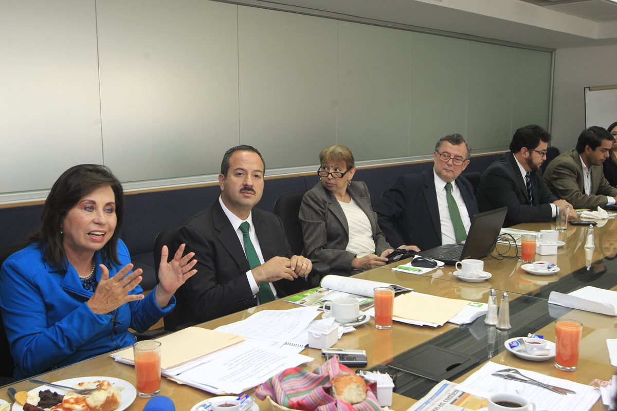 Sandra Torres, junto a Mario Leal Castillo, su vicepresidenciable, así como parte de su equipo de trabajo, durante el desayuno informativo en Prensa Libre.