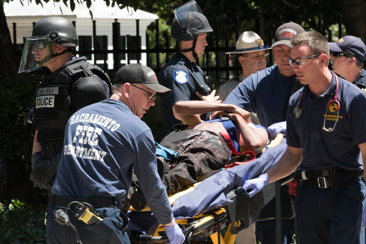 Al menos 10 personas heridas dejaron los enfrentamientos en California. (Foto Prensa Libre: AP).
