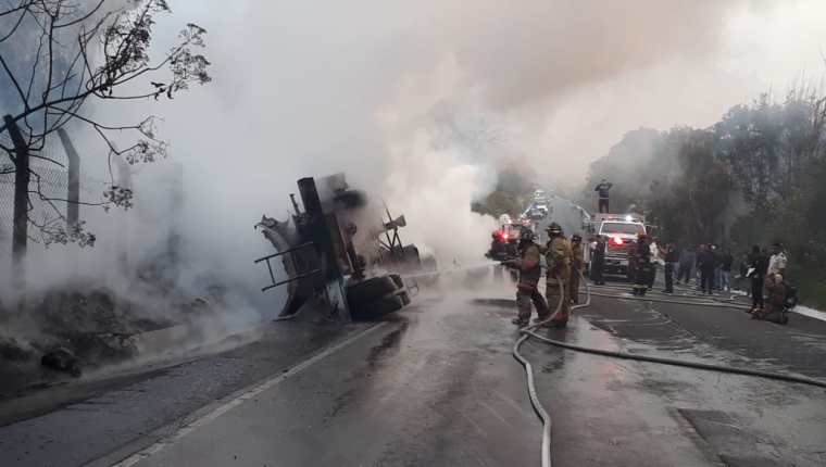 Una cisterna de combustible se incendió en la RN 14. (Foto Prensa Libre: Cortesía)