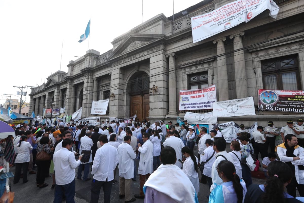 Médicos llevan más de una semana afuera del Congreso como medida de presión para que se asigne más presupuesto a la cartera de Salud. (Foto Prensa Libre: Esbin García)