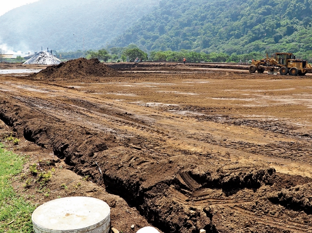La construcción de la planta que se ubicará el Parque Industrial Michatoya ya comenzó, y prevén que estará lista en el primer trimestre del 2018. (Foto Prensa Libre: Enrique Paredes)