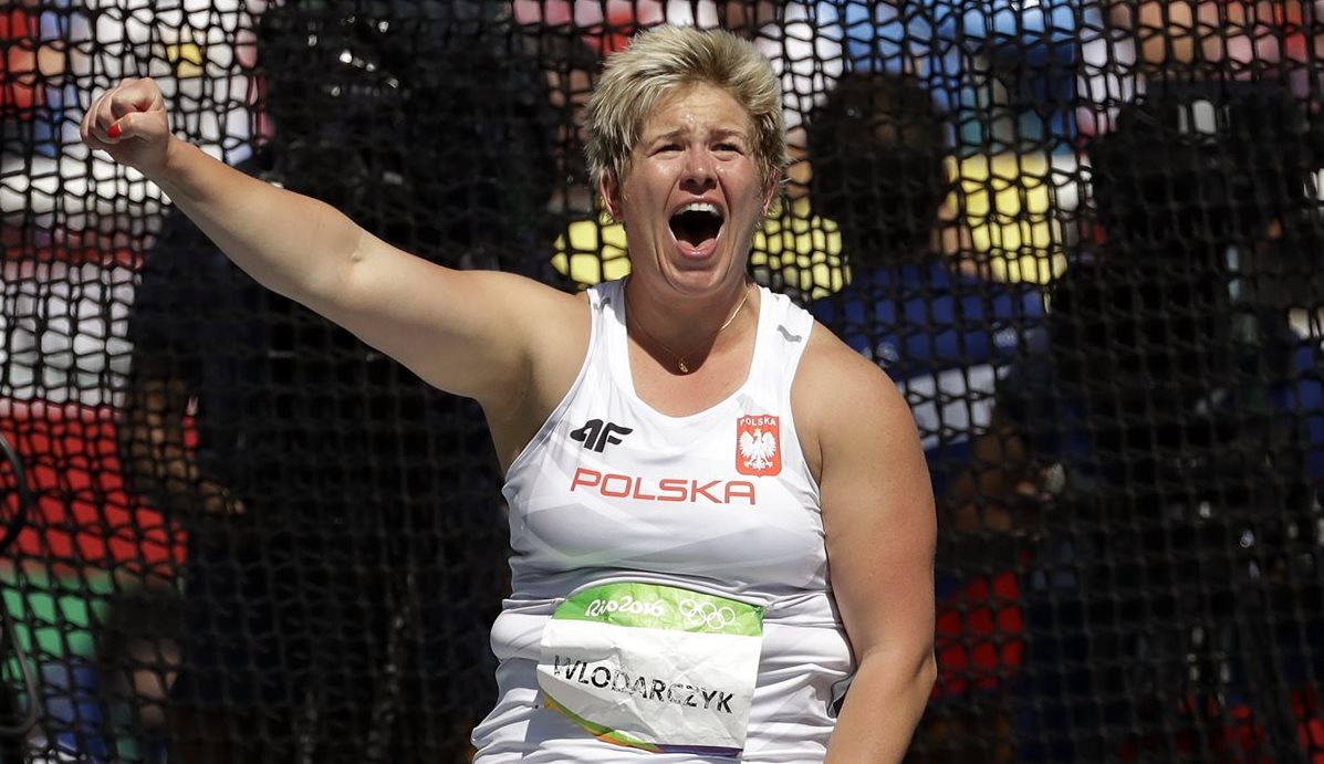 La polaca Anita Wlodarczyk celebra después de romper el récord mundial en el lanzamiento de martillo en los Juegos Olímpicos. (Foto Prensa Libre: AP)
