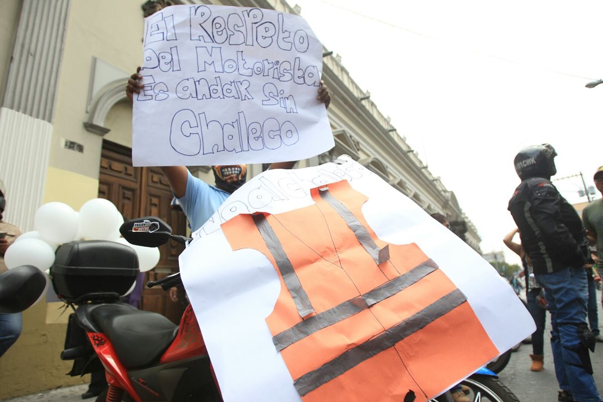 Motoristas llegan al Congreso durante una protesta por el uso del chaleco naranja. (Foto Prensa Libre: Esbin García)