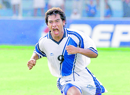 Carlos Ruiz siempre se caracterizó por festejar de manera eufórica después de anotar. Su último gol lo marcó en eliminatoria mundialista, frente a San Vicente y las Granadinas. (Foto Prensa Libre: Hemeroteca PL)